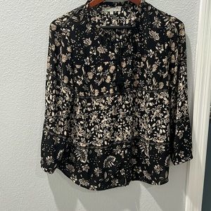 Black and cream woman’s top